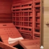 Ergonomische ligbank in de Health Mate infrarood sauna
