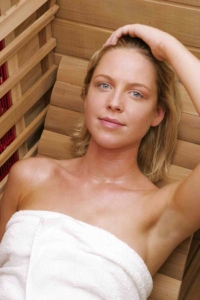 Een jonge vrouw ontspant in een Health Mate infrarood sauna