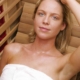 Een jonge vrouw ontspant in een Health Mate infrarood sauna